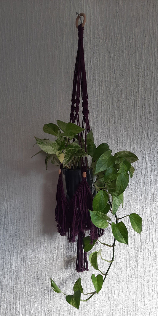 Voorbeeld van macrame pakket fringe paars. Verkrijgbaar bij hobbygaren.nl en  decodeb.com